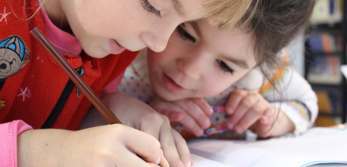 kids girls writing pencil drawing 1093758